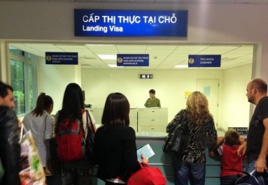 新山一国际机场（胡志明市），您会看到“落地签证﹙Landing Visa﹚”的办事处