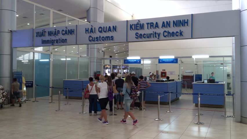 金兰国际机场（芽庄市），到埗后您会看到签发签证的入境办事处。